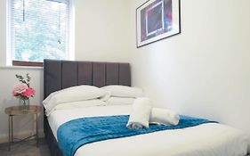 Tudors Esuites 3 Bedroom House With Garden And Driveway